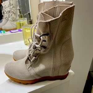 NWOT SOREL Joan of Arctic II Lace Wedge
